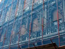 L’impalcatura che da anni “ingabbia” la facciata principale di palazzo Artelli