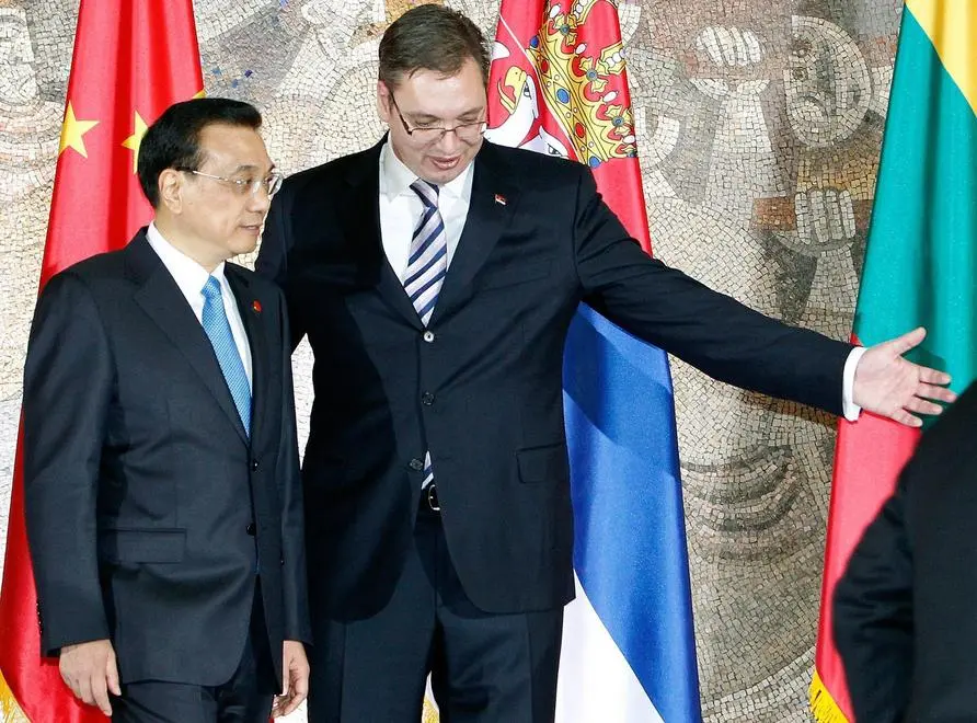 epa04531387 Chinese Premier Li Keqiang (L) is escorted by Serbia's Prime minister Aleksandar Vucic (R) during the Third meeting of Heads of government of China and Central and Eastern European countries in Belgrade, Serbia, 15 December 2014. The meeting taking place between 15 and 17 December 2014 strives to provide the continuation of joint efforts to strengthen cooperation between China and the Central and Eastern European countries. EPA/KOCA SULEJMANOVIC