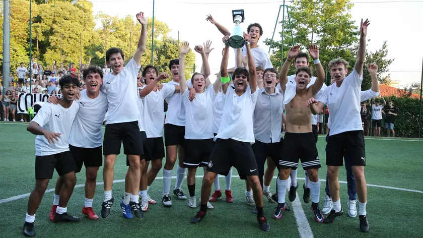 La squadra dell’Oberdan festeggia la vittoria. Foto Lasorte