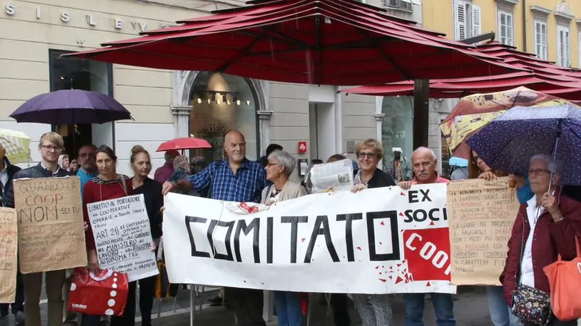 Un presidio di protesta organizzato dal Comitato degli ex soci Coop