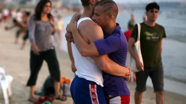 epa01759779 Two men embrace at the beach after same-sex couples took part in a group wedding ceremony following the annual Gay Pride parade in Tel Aviv, Israel, 12 June 2009. The symbolic marriage of the couples was part of the city's centennial celebrations, as same sex marriages are not legal in Israel. EPA/PAVEL WOLBERG*************** TRADUZIONE ***************epa01759779 che Due uomini abbracciano alla spiaggia dopo che coppie di stesso-sesso presero parte in una cerimonia di matrimonio di gruppo che fa seguire parata di Orgoglio la Gay annuale in Tel Aviv, Israele 12 giugno 2009. Il matrimonio simbolico delle coppie era parte delle celebrazioni centennali della città, come gli stessi matrimoni di sesso non sono legali in Israele. EPA/PAVEL WOLBERG