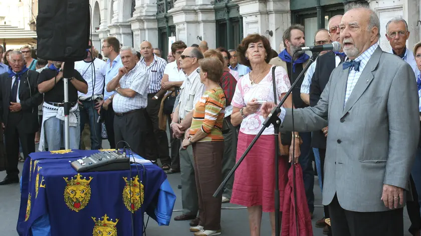 Renzo de’ Vidovich sotto il municipio durante una manifestazione dei dalmati Foto Lasorte