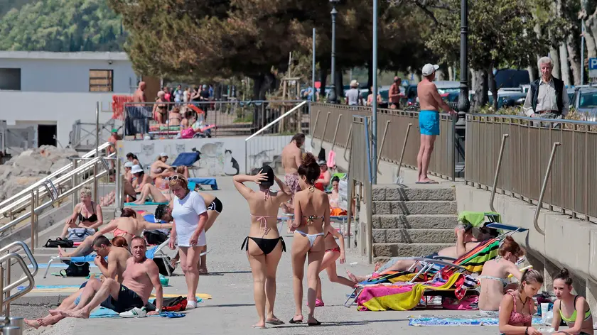 Silvano Trieste 2018-04-22 Gente al mare con la bella giornata e il caldo