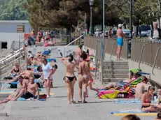 Silvano Trieste 2018-04-22 Gente al mare con la bella giornata e il caldo