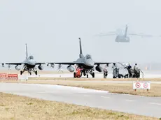 Caccia sulla pista della base Usaf di Aviano (Pordenone), da una settimana blindata e aperta eccezionalmente oggi, 25 marzo 2011, per due ore alla visita dei giornalisti di tutto il mondo. Attualmente la base di Aviano ospita circa 80 velivoli: gli F16 normalmente di stanza nella base friulana, gli F15 riposizionati dall'Inghilterra, gli F18 abilitati alla guerra elettronica e, dal 25 marzo, una decina di A10 anticarro. ANSA / STEFANO LANCIA