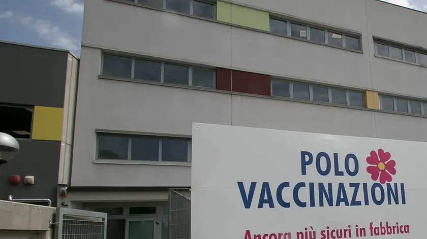 L'ingresso del nuovo hub vaccinale (Foto Bonaventura)