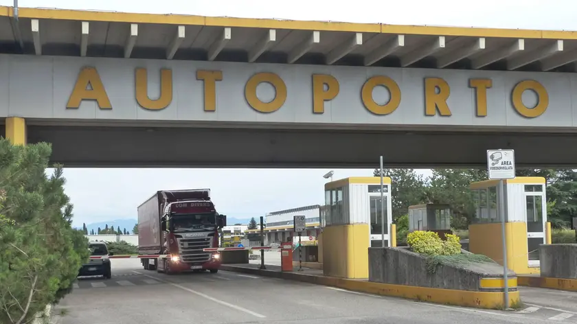Un camion in uscita dall’autoporto di Gorizia gestito dalla Sdag