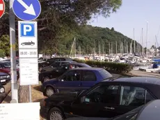 I parcheggi a pagamento in baia a Sistiana in un’immagine d’archivio