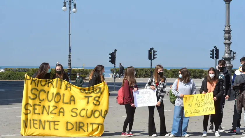 Foto BRUNI Trieste 26.03.2021 I genitori manifestano per la scuola