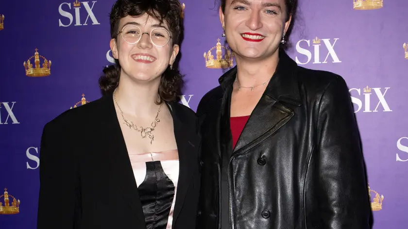 Da sinistra, Lucy Moss e Toby Marlow, i giovani autori del musical Six