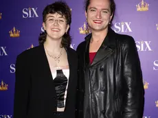 Da sinistra, Lucy Moss e Toby Marlow, i giovani autori del musical Six