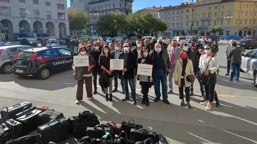 Gli Informatori scientifici del farmaco scesi in piazza Oberdan (foto Lasorte)