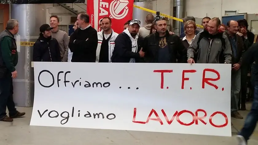 Uno striscione dei dipedenti della Vitrani