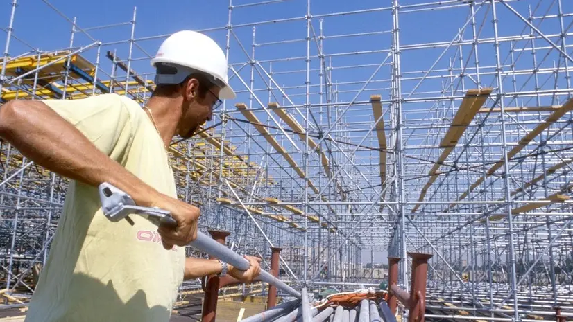 LAVORI EDILI, CANTIERE OPERAIO CON CASCHETTO