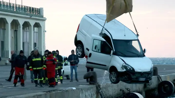 Lasorte Trieste 24/01/19 - Rive, Vigili del Fuoco, Recupero Furgone finito in mare