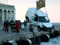 Lasorte Trieste 24/01/19 - Rive, Vigili del Fuoco, Recupero Furgone finito in mare