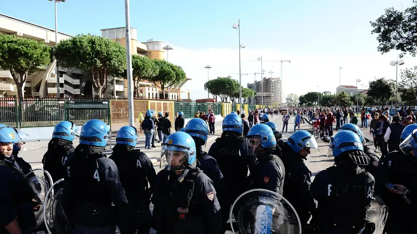 Polizia fuori da uno stadio