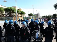 Polizia fuori da uno stadio