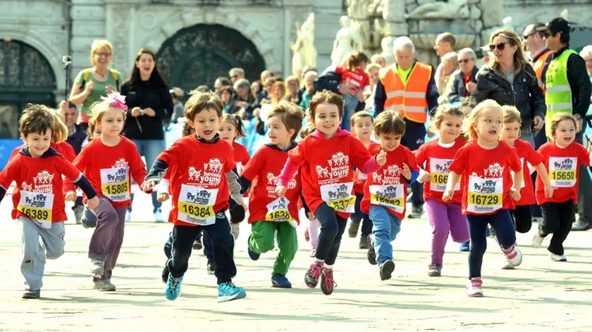 Bimbi scatenati a una Bavisela Young