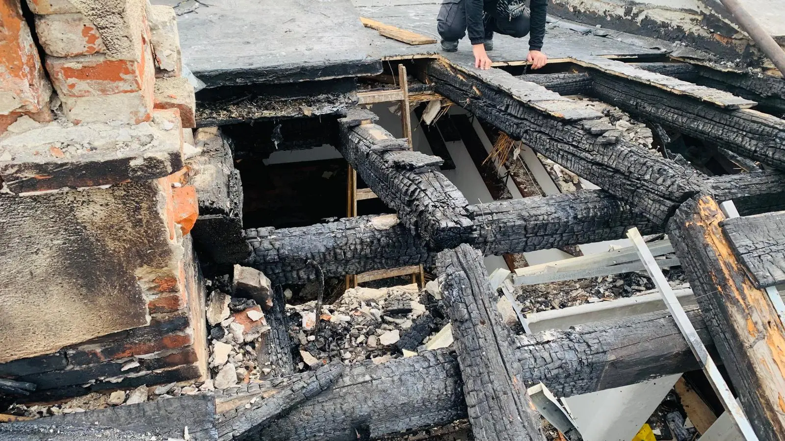 Ecco le foto dell'incendio e dell'esplosione avvenuta nella serata di ieri, mercoledì 18 settembre, sul tetto della palazzina al civico 3 di via Ricci, trasversale di via Cologna. Le immagini, acquisite anche dagli investigatori, aprono anche un'altra ipotesi: cioè che il rogo possa effettivamente essere divampato al quinto piano dello stabile, surriscaldando poi una bombola posizionata sul tetto dove sono in corso i lavori di ristrutturazione. La bombola è deflagrata proprio quando i pompieri erano sul tetto per domare le fiamme. Si sono salvati perché lo scoppio si è verificato sul lato opposto in cui si trovavano in quel momento. In corso di verifica l'impianto elettrico dell'alloggio sottostante al tetto. Intanto. si è tenuta questa mattina, giovedì 19 settembre, l'ispezione dei Vigili del fuoco. Aggiornamento di Gianpaolo Sarti