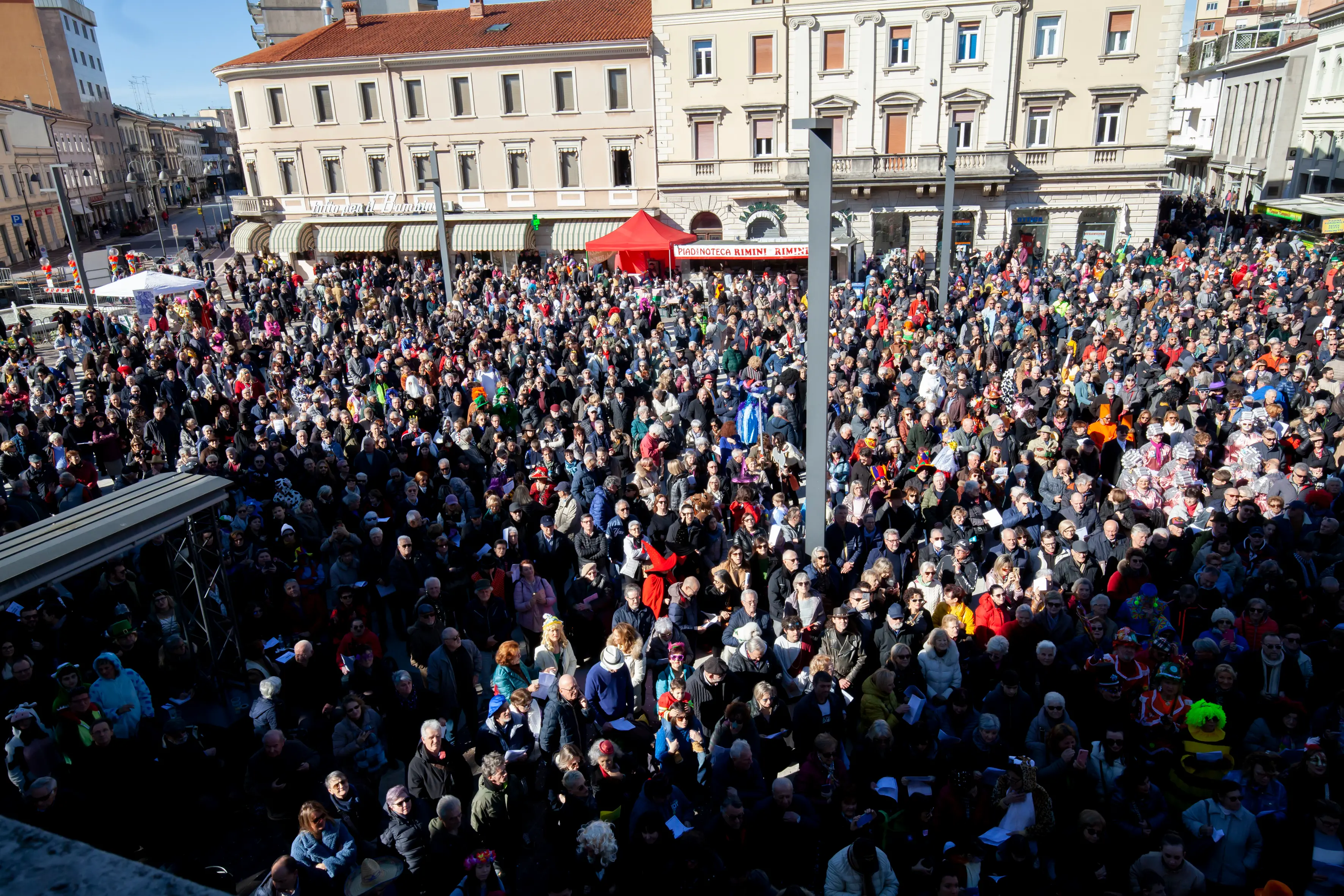 A Monfalcone è il giorno della sfilata dei carri e dei gruppi mascherati del 140° Carnevale Monfalconese della Pro Loco. Lungo le strade del centro cittadino migliaia di persone accorse da tutta la regione hanno seguito la sfilata che presenta carri bellissimi e altrettanto coreografici gruppi. A mezzogiorno un caldo sole e le temperature primaverili hanno accolto le oltre 6.000 persone, mascherate e non, che, alle 12 in punto, si sono riversate in piazza della Repubblica per assistere alla tradizionale “Cantada”. Battesimo con il pubblico delle grandi occasioni per il nuovo Sior Anzoleto Postier - interpretato da quest’anno da Franco Ongaro - che, affiancato dalla sua “sposa” Lisa Piran - studentessa di lingue e letterature straniere, finalista del Concorso Miss Italia 2023 - e dal Notaio Toio Gratariol - alias Gian Carlo Blasini - ha dato lettura al suo primo testamento. Le foto sono di Katia Bonaventura