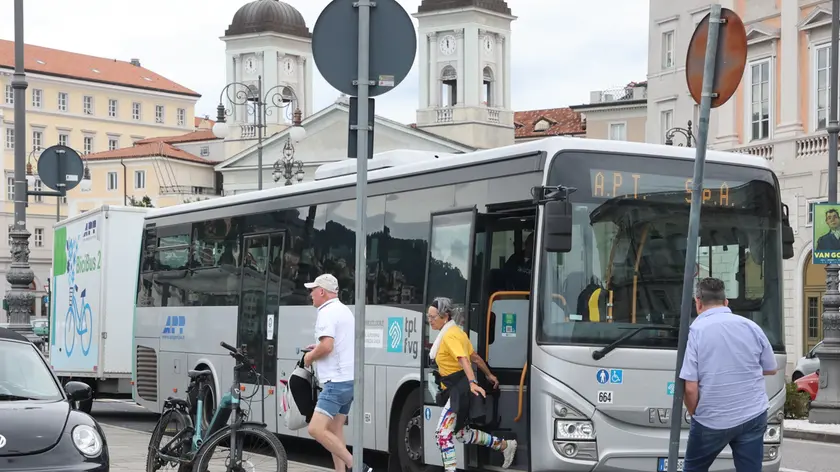 Da giovedì la motonave Audace è stata sostituita con una corriera: eccola in partenza da Trieste in questa foto di Andrea Lasorte