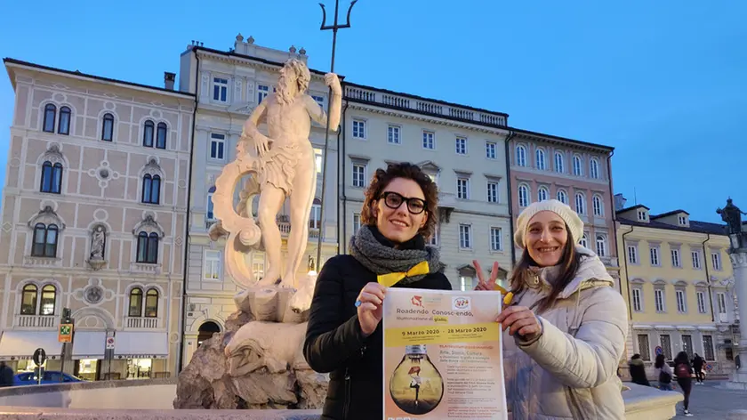 Piazza della Borsa: la fontana del Nettuno illuminata di giallo per l’Associazione Endometriosi