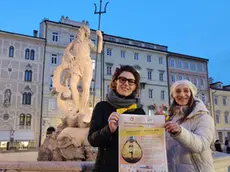 Piazza della Borsa: la fontana del Nettuno illuminata di giallo per l’Associazione Endometriosi