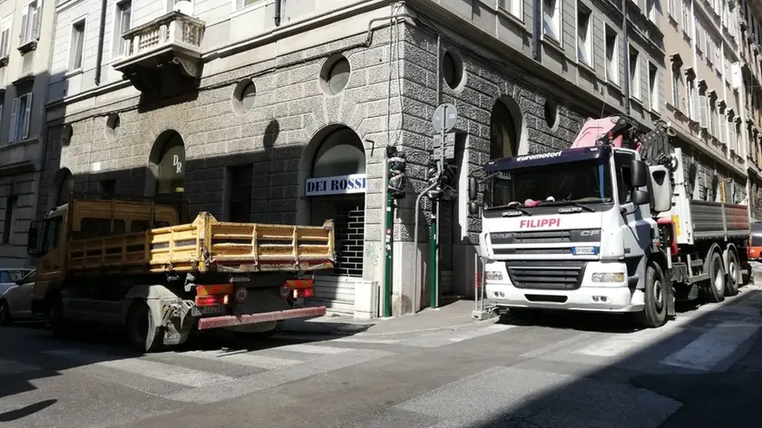 Camion bloccano letteralmente gli accessi ai negozi affacciati su via Ginnastica