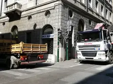 Camion bloccano letteralmente gli accessi ai negozi affacciati su via Ginnastica