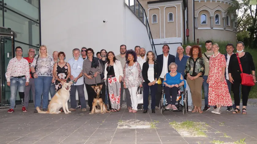 La lista “Zotti contro tutti” che sostiene la candidatura a sindaco di Franco Zotti Foto Roberto Marega