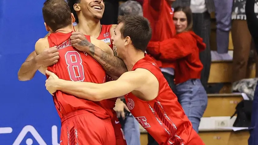 Eli Brooks esteggiato da Deangeli e Rolli Foto Pallacanestro Trieste