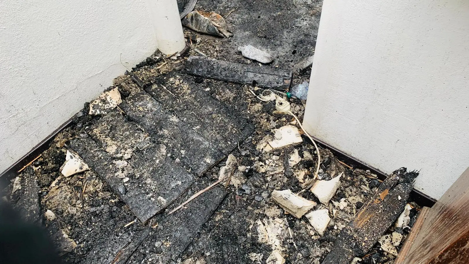 Ecco le foto dell'incendio e dell'esplosione avvenuta nella serata di ieri, mercoledì 18 settembre, sul tetto della palazzina al civico 3 di via Ricci, trasversale di via Cologna. Le immagini, acquisite anche dagli investigatori, aprono anche un'altra ipotesi: cioè che il rogo possa effettivamente essere divampato al quinto piano dello stabile, surriscaldando poi una bombola posizionata sul tetto dove sono in corso i lavori di ristrutturazione. La bombola è deflagrata proprio quando i pompieri erano sul tetto per domare le fiamme. Si sono salvati perché lo scoppio si è verificato sul lato opposto in cui si trovavano in quel momento. In corso di verifica l'impianto elettrico dell'alloggio sottostante al tetto. Intanto. si è tenuta questa mattina, giovedì 19 settembre, l'ispezione dei Vigili del fuoco. Aggiornamento di Gianpaolo Sarti