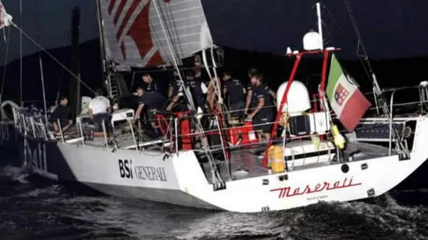Giovanni Soldini, testa, cuore e anima del team velico Maserati, ha scelto il modo più fragoroso per trionfare nella 14/a edizione della Cap2Rio, la regata che sognava di aggiudicarsi "fin da bambino", come egli stesso ha ammesso. L'esperto velista milanese ha stabilito, al momento dell'approdo sulle coste brasiliane (alle 00,29 italiane), il nuovo record record di velocità, percorrendo le 3.300 miglia marine in 10 giorni e 11h29'57". Soldini ha migliorato di quasi due giorni il precedente record di 12 giorni 16h49', che Zephyrus IV, maxi statunitense di 74 piedi, aveva firmato nel 2000. Assieme agli italiani Guido Broggi, Corrado Rossignoli e Michele Sighel, al tedesco Boris Herrmann, allo spagnolo Carlos Hernandez, ai francesi Jacques Vincent e Gwen Riou, al danese Martin Kirketerp Ibsen e, per la prima volta, al monegasco Pierre Casiraghi, da skipper, Soldini ha tagliato con assoluta leggerezza le onde, coronando un'impresa storica. L'ennesima. In una competizione gravemente macchiata dalla morte di un velista angolano - caduto per il disalberamento dell'imbarcazione sulla quale viaggiava - Soldini è stato strepitoso, guidando un equipaggio di uomini decisi a vincere, 15 gennaio 2014. ANSA/TREVOR WILKINS/MASERATI PRESS OFFICE/FACEBOOK ++ NO SALES, EDITORIAL USE ONLY ++
