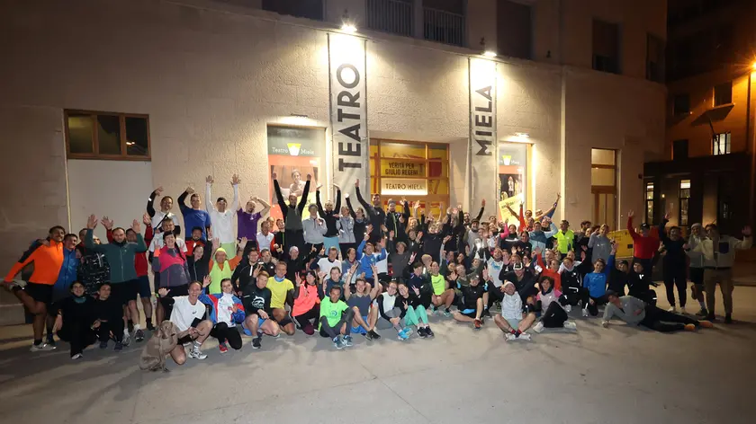 Il Cavana Run Club in una foto di gruppo davanti al Teatro Miela, nel piazzale dove è nata l’idea Foto di Andrea Lasorte