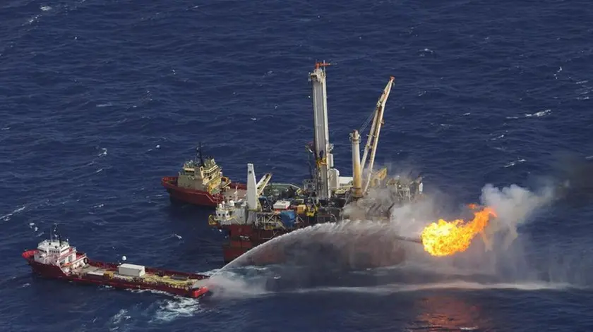 epa03471930 (FILE) A file photograph dated 03 July 2010 showing the oil rig Q4000 at the site of the BP Deepwater Horizon oil well spill site in the Gulf of Mexico off the coast of Louisiana. British oil giant British Petroleum BP could face a fine of between three to five billion US Dollar in a settlement of criminal claims relating to the 2010 Deepwater Horizon oil spill in the Gulf of Mexico, media reports state on 15 November 2012. The fine could be the 'largest criminal penalty in US history', the reports add. The April 2010 Deepwater Horizon oil spill in the Gulf of Mexico had caused a severe environmental disaster in the region. EPA/BOB PEARSON