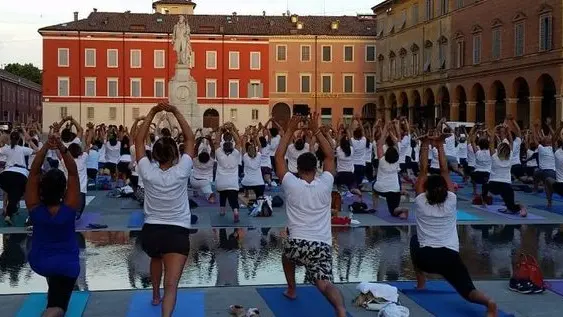 Una sessione di yoga all'aperto a Modena