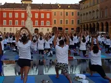 Una sessione di yoga all'aperto a Modena