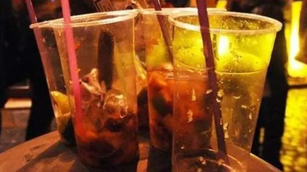 Bicchieri ormai vuoti lasciati in centro durante una serata