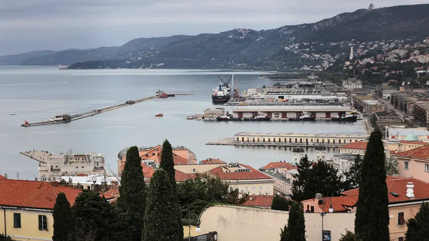 La Diga davanti al Porto Vecchio. In basso a sinistra gli edifici in muratura; a destra pienone a festa foto laort