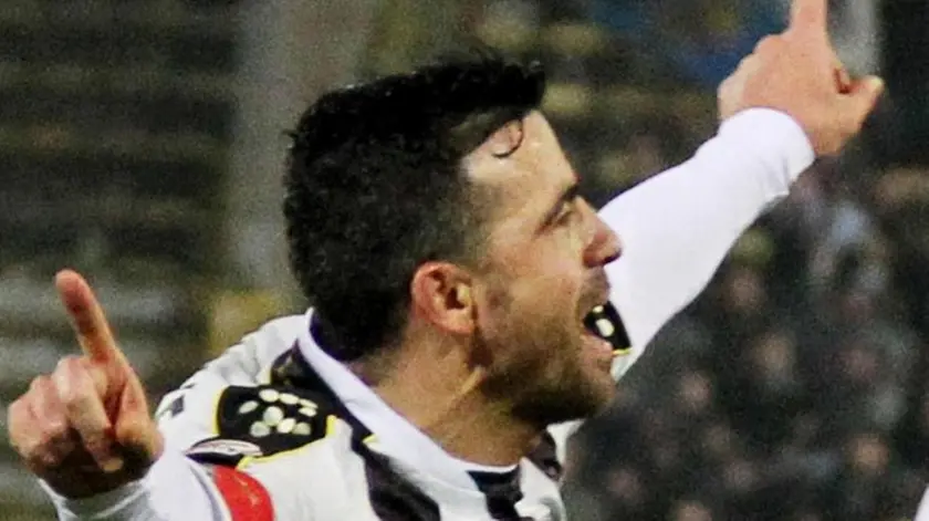 Udinese's Antonio Di Natale (L) scores the goal during the Italian Serie A soccer match Bologna FC vs Udinese Calcio at Renato Dall'Ara stadium in Bologna, Italy, 01 February 2014..ANSA/SERENA CAMPANINI..