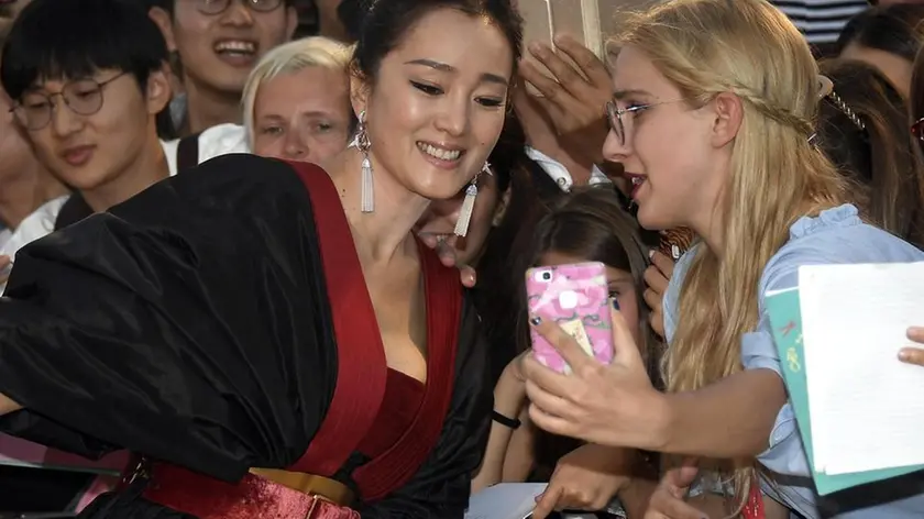 Chinese actress Gong Li signs autographs as she arrives for a premiere of 'Lan Xin Da Ju Yuan(Saturday Fiction) ' during the 76th annual Venice International Film Festival, in Venice, Italy, 04 September 2019. The movie is presented in the official competition 'Venezia 76' at the festival running from 28 August to 07 September. ANSA/CLAUDIO ONORATI