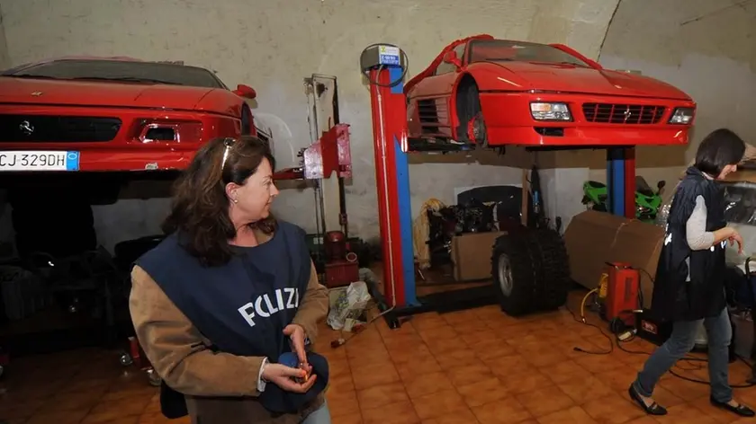 Il garage con le Ferrari di Coretti perquisito dalla polizia