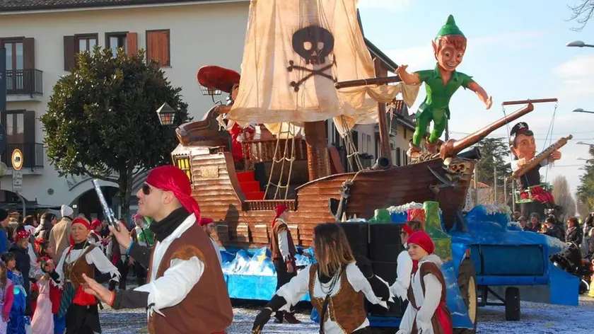 Bumbaca Gorizia 15.02.2014 Carnevale Romans Carro 02 Medeazza Petyer Pan e il futuro che non c'è Fotografia di Pierluigi Bumbaca