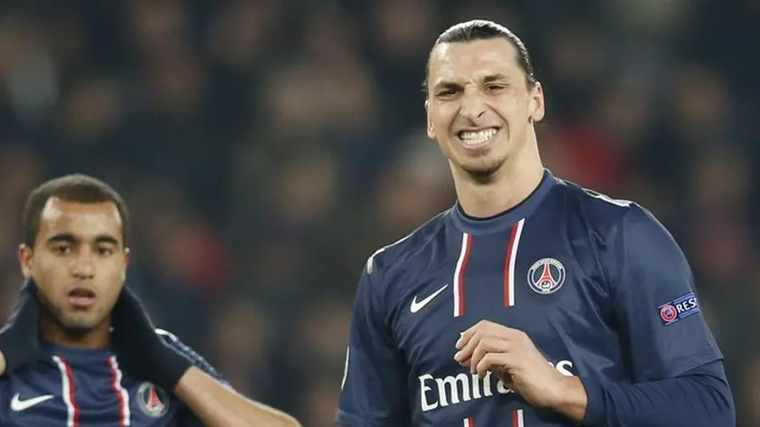 epa03648086 Paris Saint-Germain player Zlatan Ibrahimovic (R) and Paris Saint-Germain player Lucas (L) react after missing a goal during their UEFA Champions League quarter-final match held at the Parc des Princes stadium in Paris, France, 02 April 2013. EPA/IAN LANGSDON