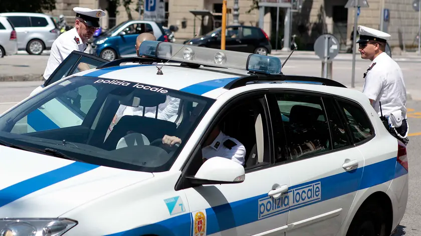 Silvano Trieste 22/06/2016 Piazza Liberta', durante il nuovo piantonamento da parte della Polizia Municipale viene arrestato un uomo, nudo disteso sull'erba