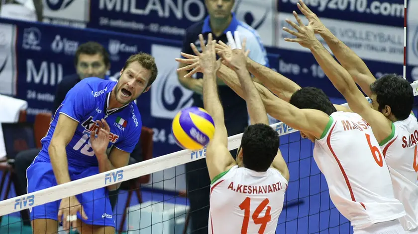 Matej Cernic (S) della nazionale italiana di pallavolo in azione durante la partita dei Mondiali contro l'Iran, questa sera 27 settembre 2010 presso il Mediolanum Forum di Assago (Milano). ANSA/FIVB EDITORIAL USE ONLY - NO SALES