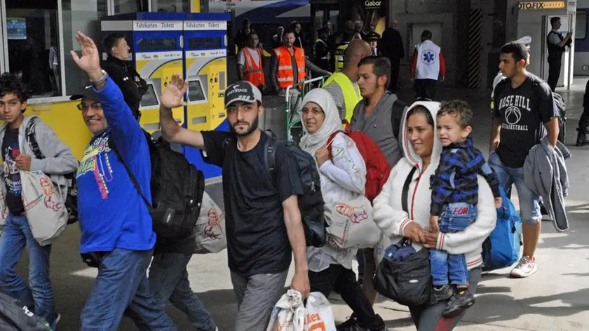 Un treno con "oltre 500 migranti" a bordo è arrivato alla stazione di Monaco, in Germania, proveniente dall'Austria, 5 settembre 2015. ANSA/CLAUDIO ACCOGLI