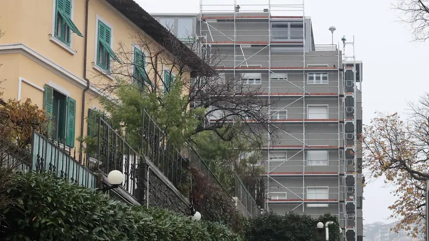 Il cantiere sequestrato si trova in vicolo delle Rose. Foto Lasorte