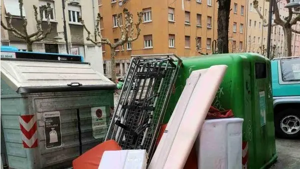 Rifiuti ingombranti abbandonati sul marciapiede